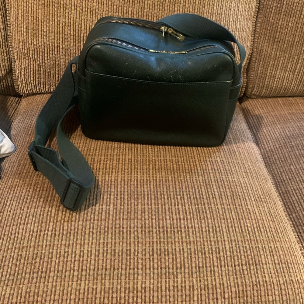 Louis Vuitton Taiga Reporter, messenger-bag, in the color green